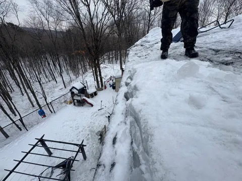 Bloc de glace retiré en bordure d'une toiture résidentielle lors d'une intervention de déglaçage
