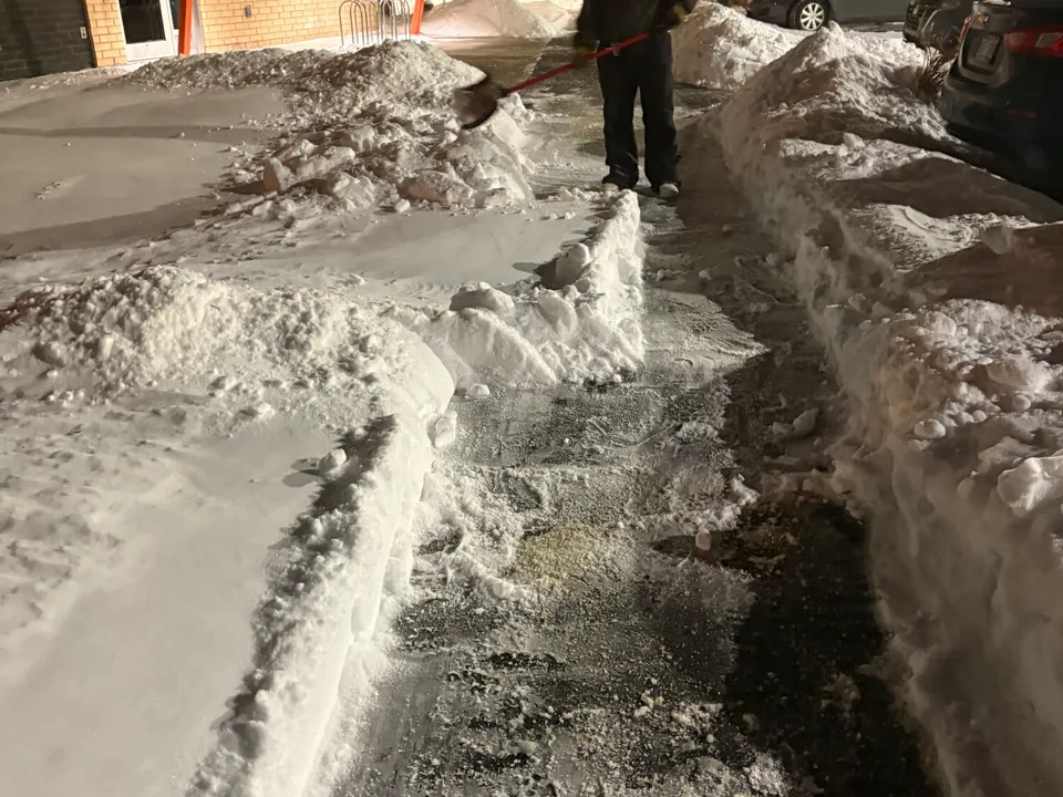 Déneigement manuel — accès commercial