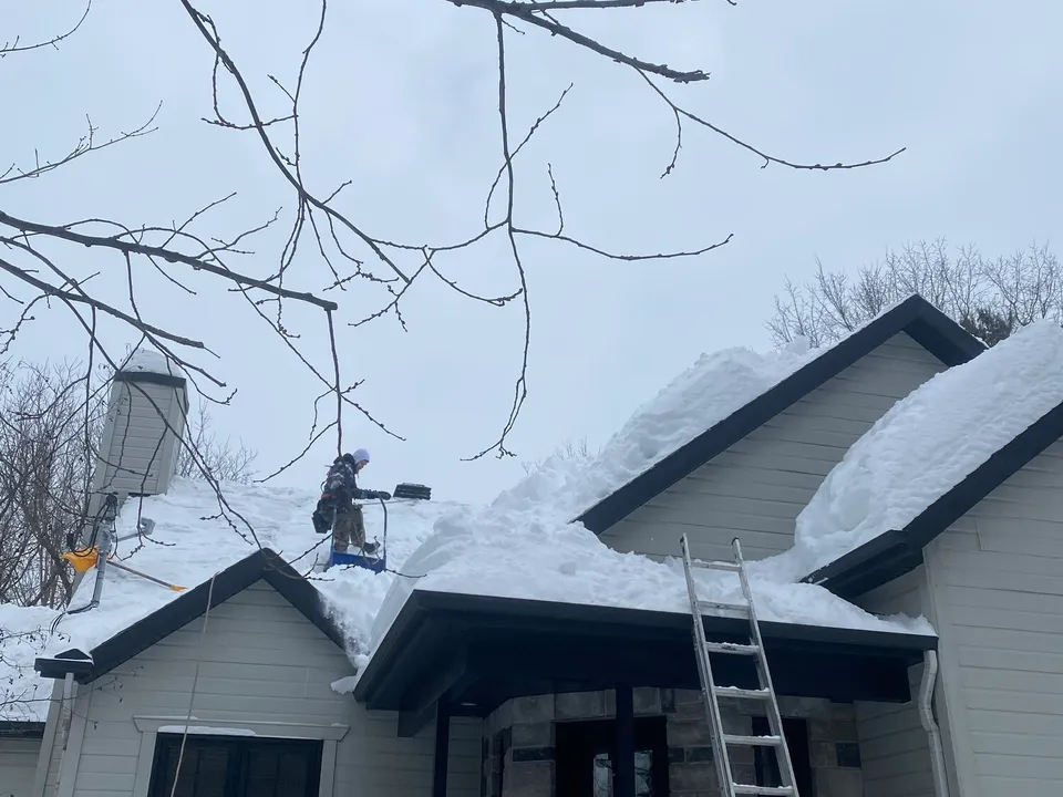 Déneigement de toiture — accès sécurisé
