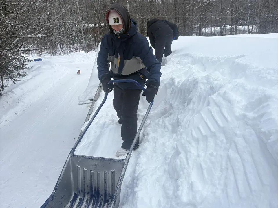 Déneigement manuel d'une toiture plate commerciale
