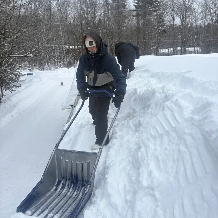 Déneigement manuel d'une toiture plate commerciale