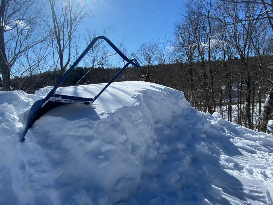 Déneigement de toiture — rateau à neige