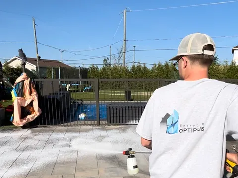 Lavage à pression — application de la solution sur un patio