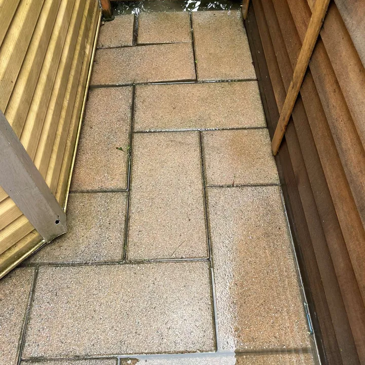 Lavage à pression d'un patio en pavé uni