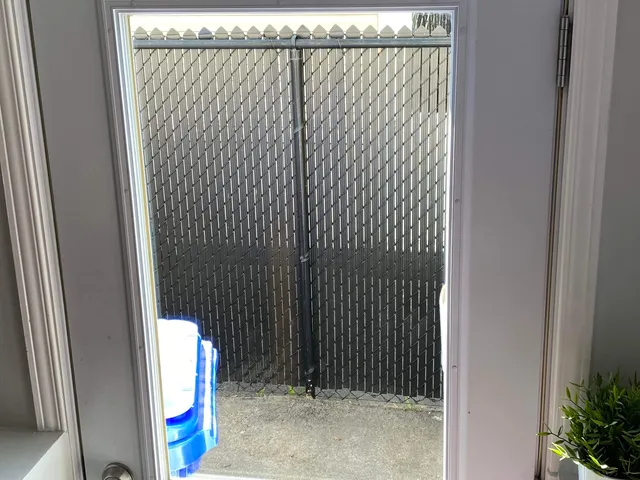 Lavage de vitres — porte extérieure — après