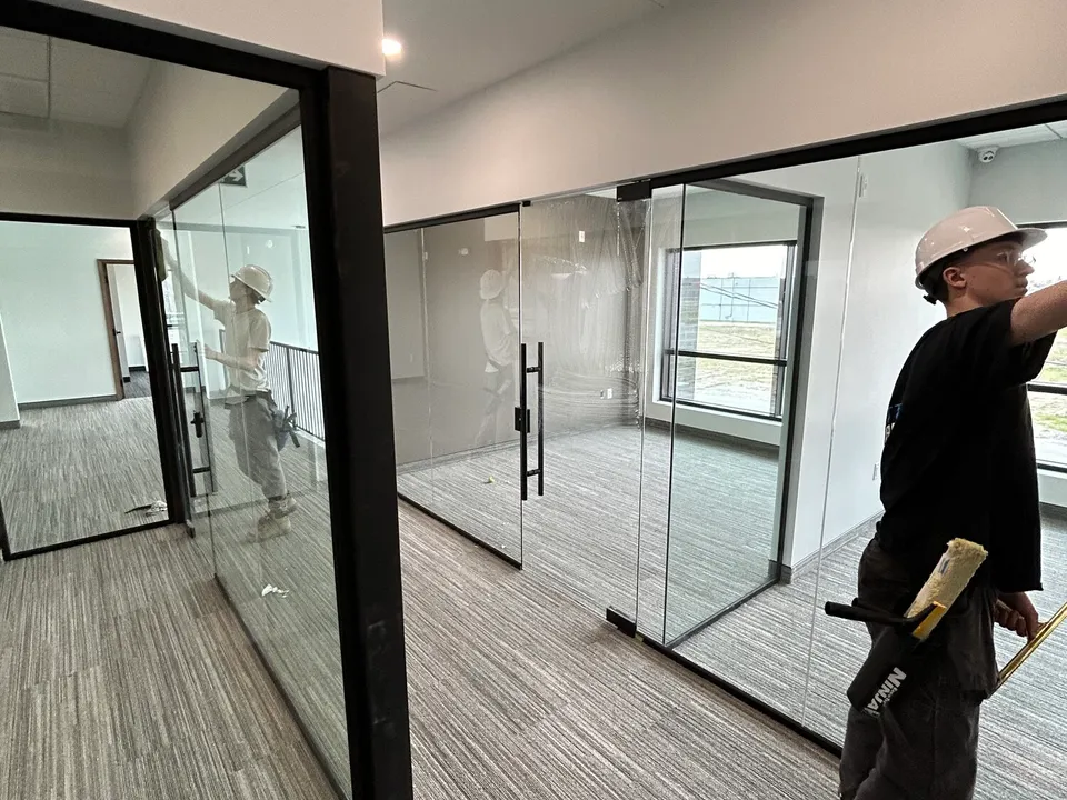 Lavage de vitres — cloisons de bureau