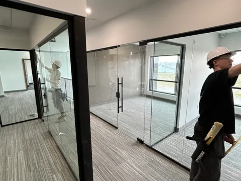 Lavage de vitres — cloisons de bureau