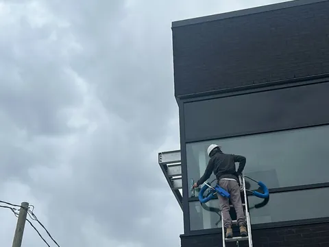 Lavage de vitres — façade commerciale