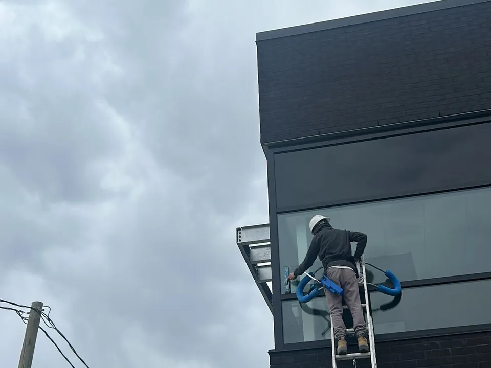 Lavage de vitres — façade commerciale