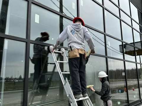 Lavage de vitres — bâtiment commercial