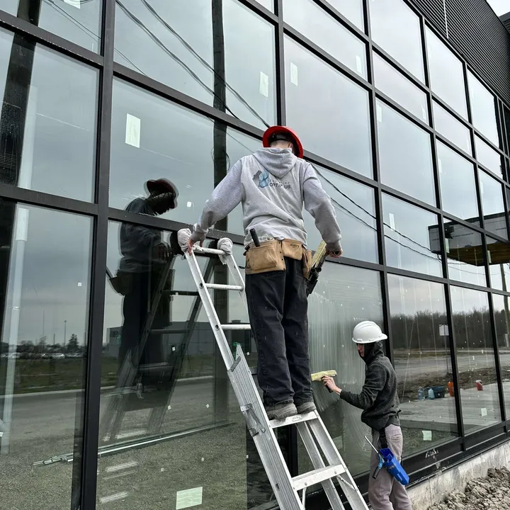 Lavage de vitres — bâtiment commercial