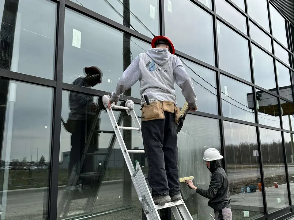 Lavage de vitres — bâtiment commercial