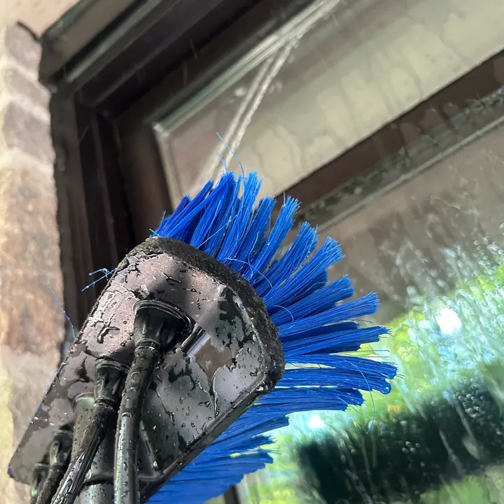 Lavage de vitres — la brosse à l'œuvre