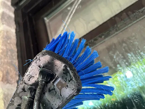 Lavage de vitres — la brosse à l'œuvre