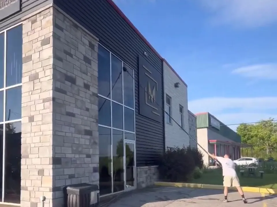 Lavage de vitres — façade commerciale à la perche