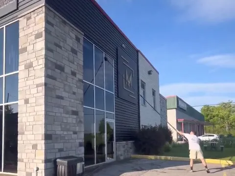 Lavage de vitres — façade commerciale à la perche