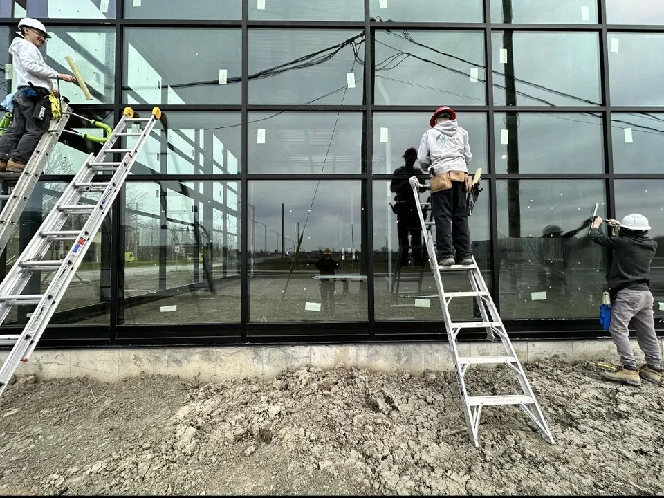 Nettoyage de vitres après construction — façade commerciale