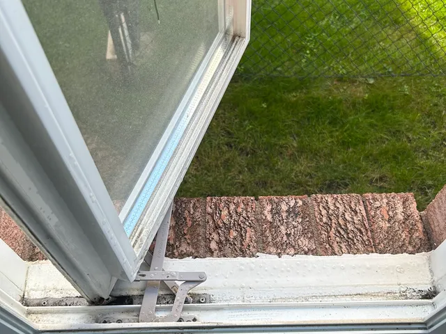 Lavage de vitres — suivi du rebord — avant